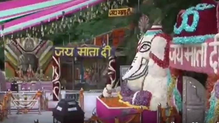 devotees at vaishno devi temple