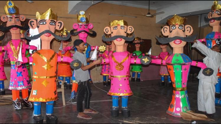 देशभर में सज गए हैं दशहरा के लिए मंच.