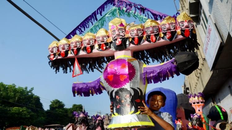 देशभर में धूम-धाम से मनाया जा रहा है दशहरा का पर्व.