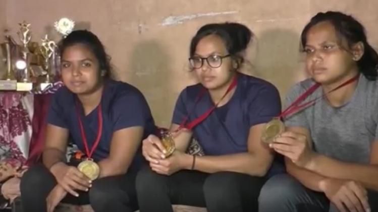 संघर्षों से लड़कर चमकर बिखेर रही हैं बेटियां.