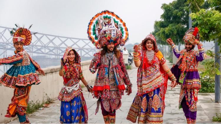 गुजरात में गरबा की तैयारियों में जुटे कलाकार.