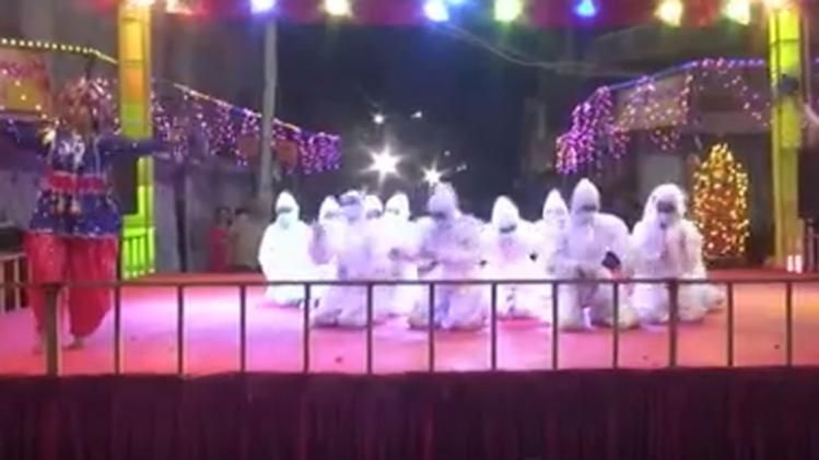 पीपीई किट पहनकर लड़कियों ने किया डांस 
