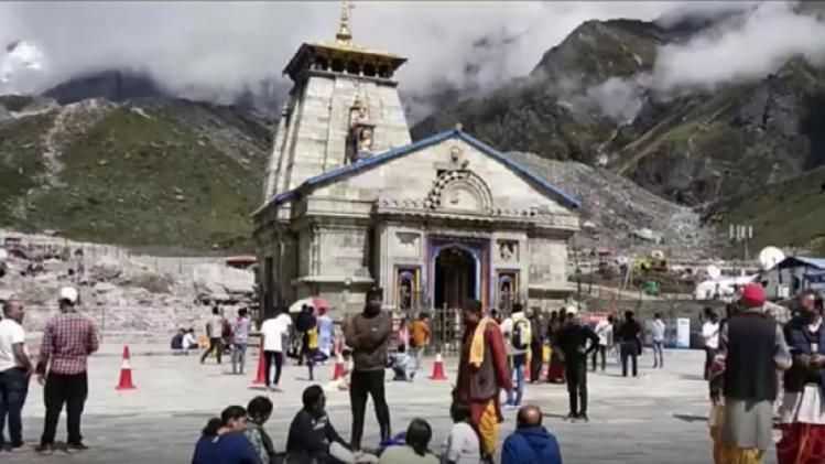 देशभर से केदारनाथ धाम पहुंच रहे हैं श्रद्धालु.