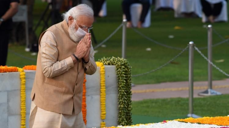 प्रधानमंत्री नरेंद्र मोदी ने बापू की समाधी पर दी पुष्पांजलि (फोटो-PTI)