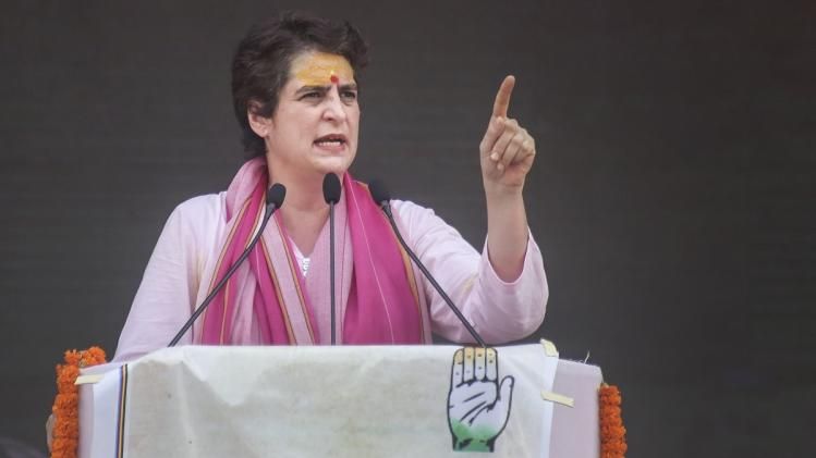 वाराणसी में कांग्रेस महासचिव प्रियंका गांधी (फोटो-PTI)