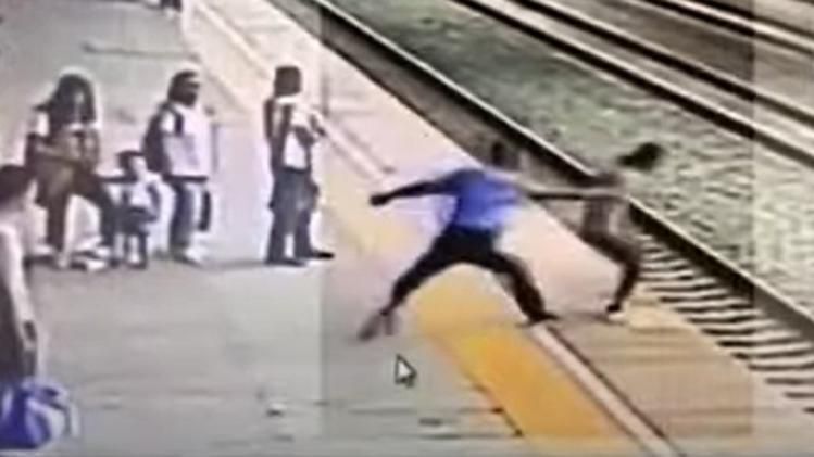 सोशल मीडिया पर वायरल हो रहे वीडियो का स्क्रीनग्रैब.