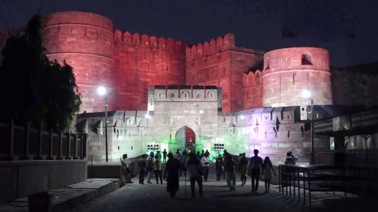 देश में 100 स्मारक राष्ट्रीय ध्वज के रंगों में रोशन