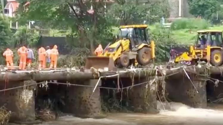 केरल में बाढ़, बारिश के बीच रेस्क्यू ऑपरेशन 