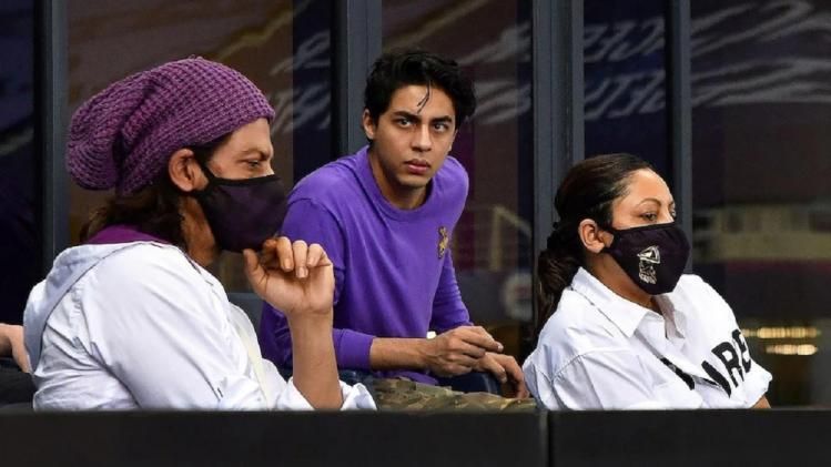 गौरी खान और शाहरुख खान के साथ आर्यन खान.