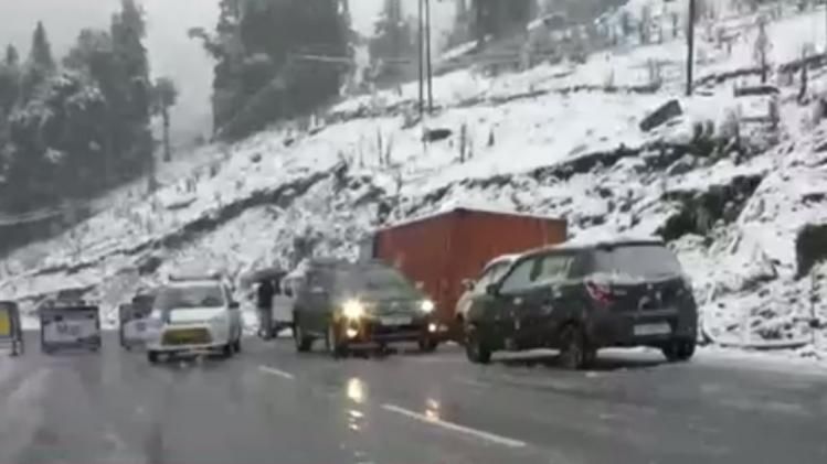 लाहौल स्पीति में शाम से बर्फबारी जारी