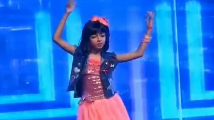 क्या सोशल मीडिया पर वायरल वीडियो में डांस कर रही बच्ची आराध्या बच्चन है? जानें