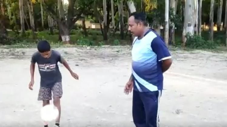 पुलिस वाला तैयार कर रहा फुटबॉल टीम.