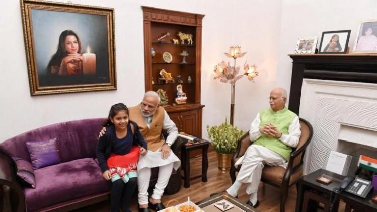 PM Modi visited Advanis house