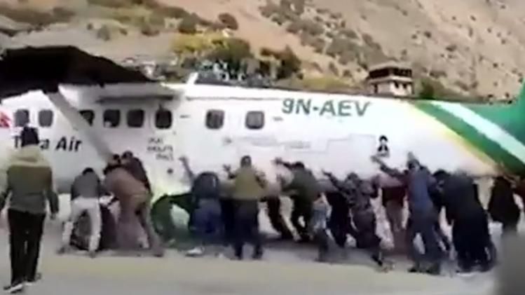 लोगों को एयरप्लेन को मारना पड़ा धक्का.
