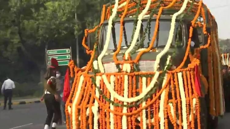 साथ CDS बिपिन रावत को दी गई अंतिम विदाई.