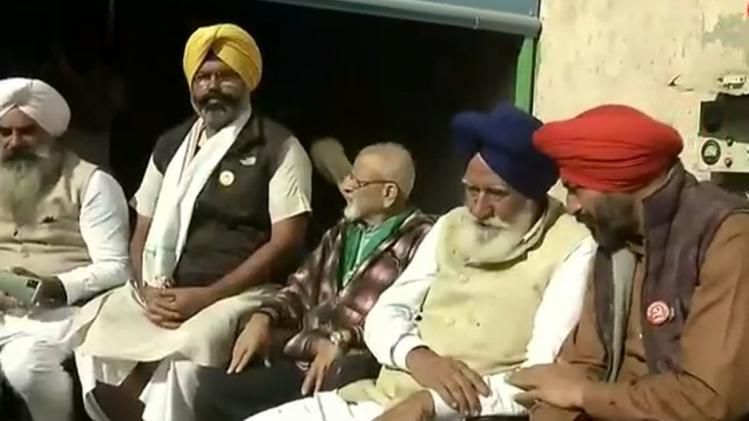 सिंघु बॉर्डर से घर लौट रहे किसान