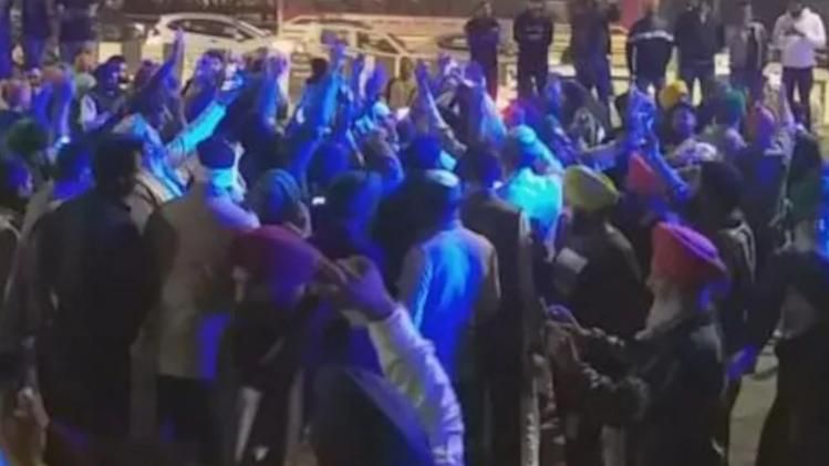 जश्न मनाते किसान.