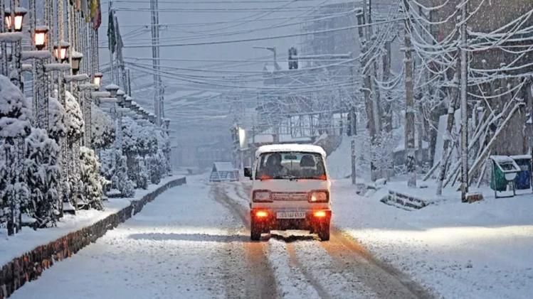 Kashmir received 6 inches of snowfall 