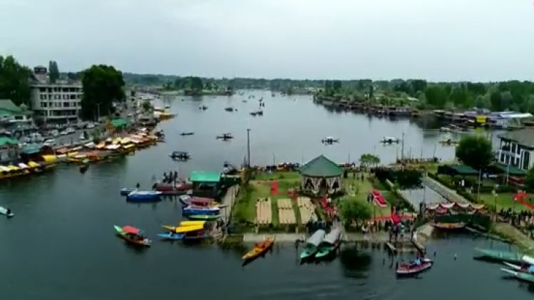 श्रीनगर में सैलानियों को दीवारों की मदद से किया जा रहा आकर्षित.