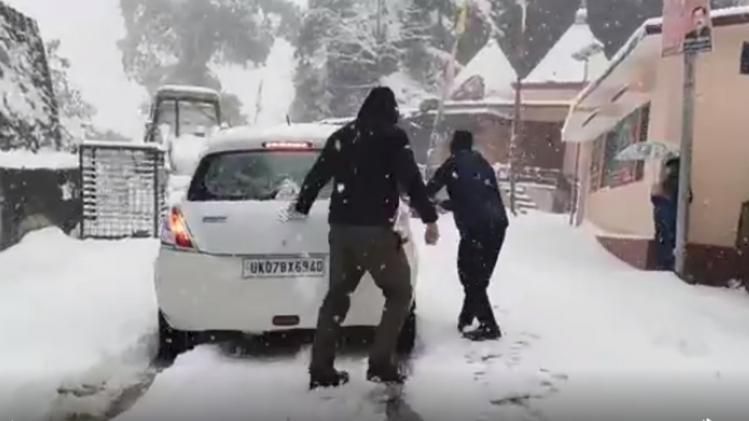 BRO personnel removing snow in uttrakhand