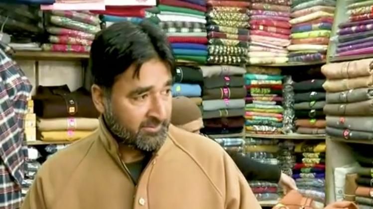 बेहद लोकप्रिय है जम्मू-कश्मीर का फेरन