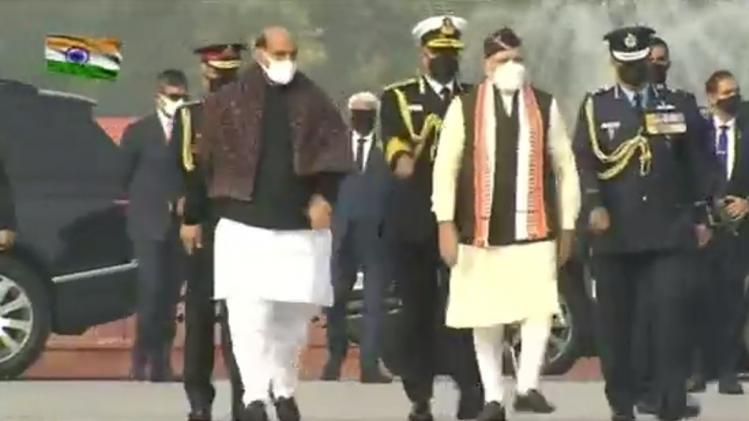 रक्षा मंत्री राजनाथ सिंह और प्रधानमंत्री नरेंद्र मोदी 