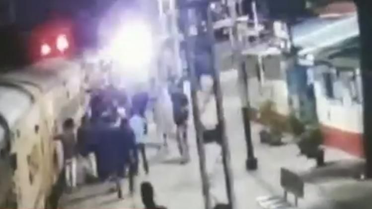 चलती ट्रेन से गिरी महिला