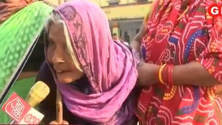 वोट देने पहुंची 96 साल की बुज़ुर्ग महिला