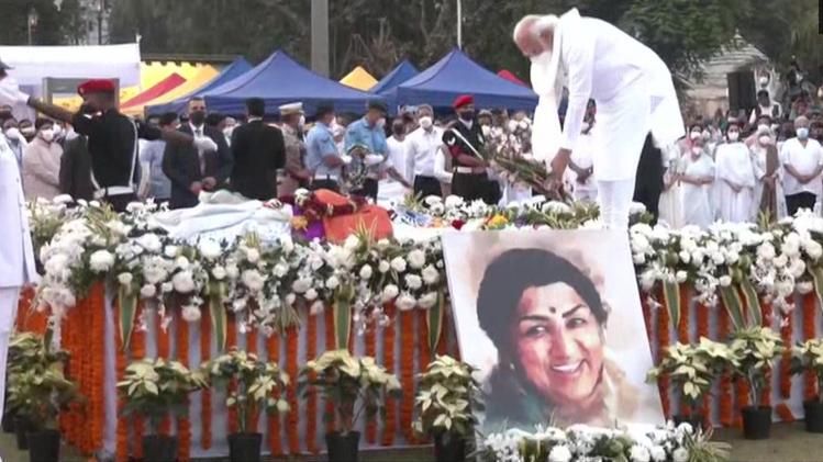 pm modi pays last respect to veteran singer Lata