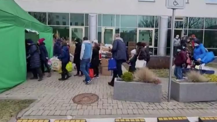 यूक्रेन से निकलने की कोशिशों में लोग