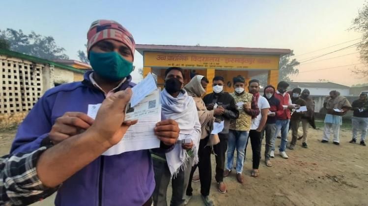 मतदान केंद्रों में लंबी कतार 