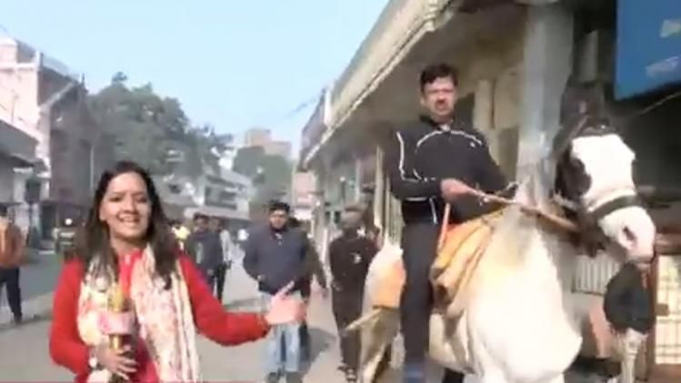 घोड़े पर सवार होकर वोट देने पहुंचे प्रवीन