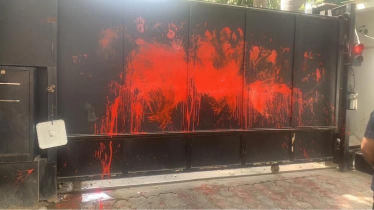 attack on kejriwal house 