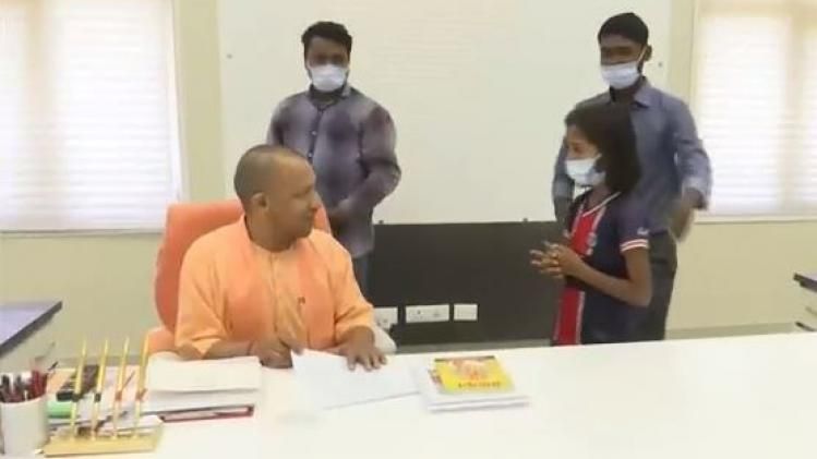 सीएम योगी से मिली नन्हीं उड़नपरी
