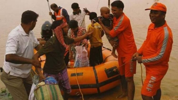 असम बाढ़ पीड़ितों की मदद के लिए उतरी एनडीआरएफ की टीम