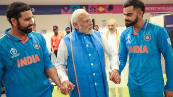 ফাইনালে পরাজিত ভারতীয় ক্রিকেটারদের সান্ত্বনা দিতে ড্রেসিংরুমে মোদী-শাহ ফাইনালে পরাজিত ভারতীয় ক্রিকেটারদের সান্ত্বনা দিতে ড্রেসিংরুমে মোদী-শাহ