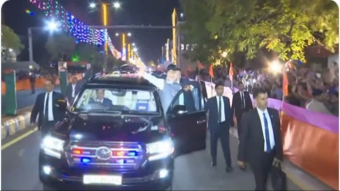 PM મોદીએ ગુજરાતના જામનગરમાં મોડી રાત્રે રોડ શો કર્યો હતો