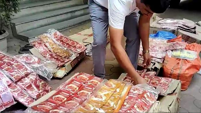 નકલી મેગી અને એવરેસ્ટ મસાલા રીકવર કરતી પોલીસ ટીમ.