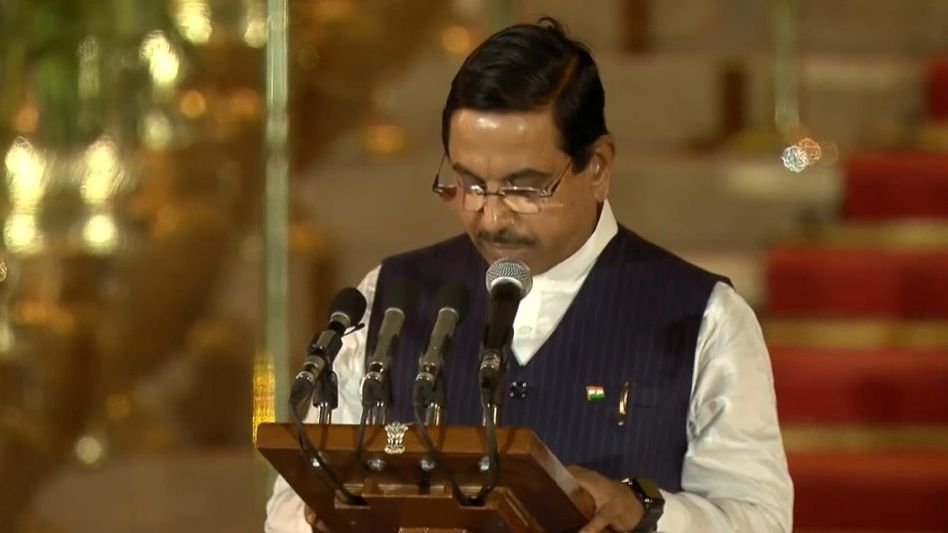 पाच वेळा खासदार, कर्नाटक भाजपचे माजी अध्यक्ष... प्रल्हाद जोशी यांनी घेतली मंत्रीपदाची शपथ पाच वेळा खासदार, कर्नाटक भाजपचे माजी अध्यक्ष... प्रल्हाद जोशी यांनी घेतली मंत्रीपदाची शपथ