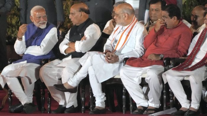 पंतप्रधान नरेंद्र मोदी यांनी शपथ घेतल्यानंतर कामाला सुरुवात केली