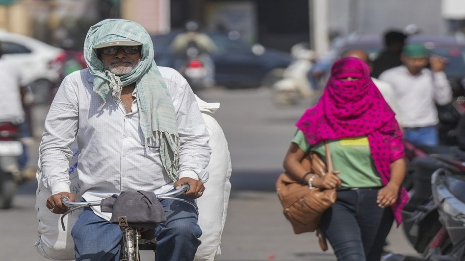 दिल्ली-उत्तर प्रदेशात उष्णतेच्या लाटेचा धोकादायक त्रास, IMD ने दिला महाराष्ट्र-कर्नाटकमध्ये अतिवृष्टीचा इशारा दिल्ली-उत्तर प्रदेशात उष्णतेच्या लाटेचा धोकादायक त्रास, IMD ने दिला महाराष्ट्र-कर्नाटकमध्ये अतिवृष्टीचा इशारा