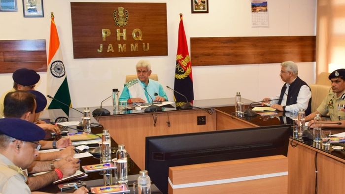 जम्मू-काश्मीर: रियासीमध्ये झालेल्या दहशतवादी हल्ल्याच्या पार्श्वभूमीवर नायब राज्यपाल मनोज सिन्हा यांनी सुरक्षा आढावा बैठक घेतली.