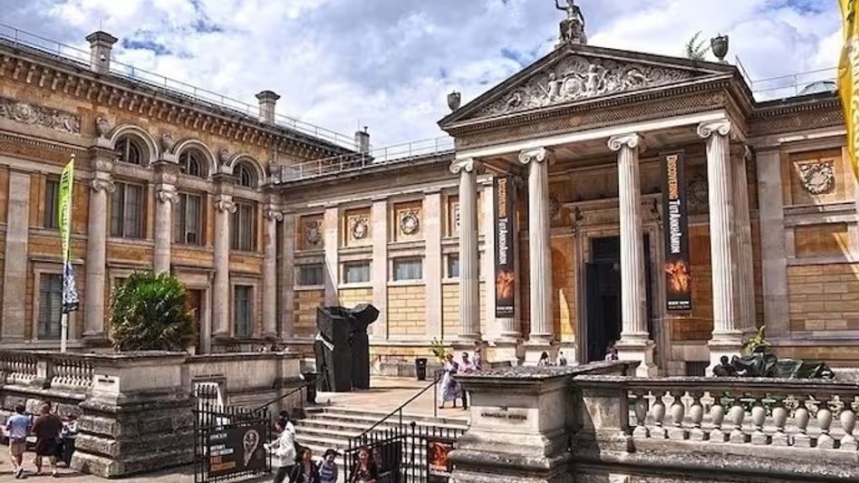 तामिळनाडूतील मंदिरातून चोरीला गेलेली ५०० वर्षे जुनी मूर्ती ऑक्सफर्ड विद्यापीठ भारताला परत करणार आहे. तामिळनाडूतील मंदिरातून चोरीला गेलेली ५०० वर्षे जुनी मूर्ती ऑक्सफर्ड विद्यापीठ भारताला परत करणार आहे.