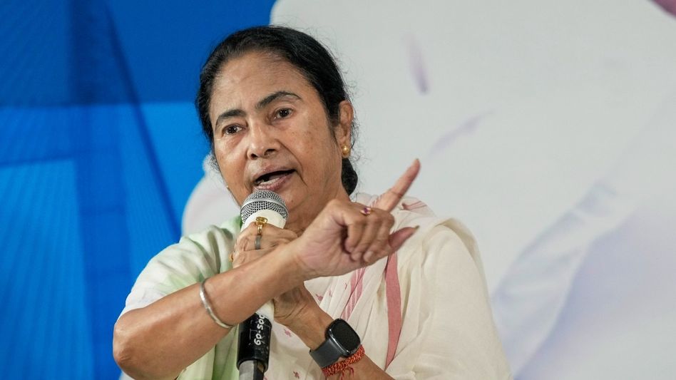ममता सरकारने 4 पोलिस अधिकाऱ्यांना त्यांच्या पूर्वीच्या पोस्टिंगवर पाठवले होते, निवडणूक आयोगाने त्यांची बदली गैर-निवडणूक पोस्टवर केली होती. ममता सरकारने 4 पोलिस अधिकाऱ्यांना त्यांच्या पूर्वीच्या पोस्टिंगवर पाठवले होते, निवडणूक आयोगाने त्यांची बदली गैर-निवडणूक पोस्टवर केली होती.