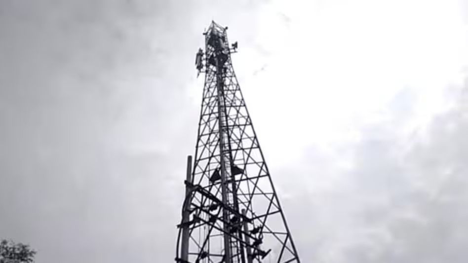 125 फूट उंच मोबाईल टॉवरवर चढला माणूस, मुख्यमंत्री भगवंत मान यांना भेटण्याचा आग्रह 125 फूट उंच मोबाईल टॉवरवर चढला माणूस, मुख्यमंत्री भगवंत मान यांना भेटण्याचा आग्रह
