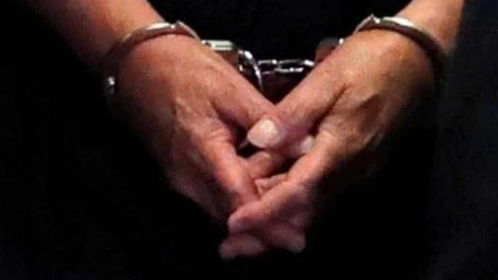 पोलिसांनी आरोपीला विमानतळावरून अटक केली आहे