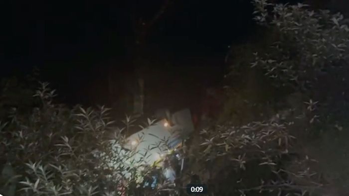 गंगोत्री राष्ट्रीय महामार्गावर बस खड्ड्यात पडली