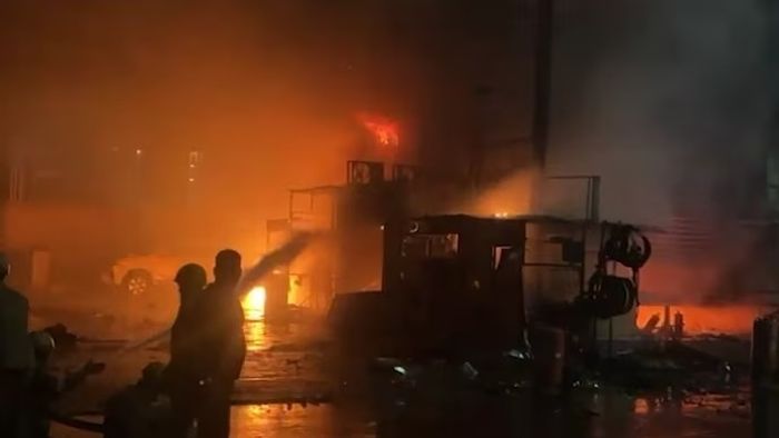 नोएडा सेक्टर 37 पेट्रोल पंपाला भीषण आग लागली आहे