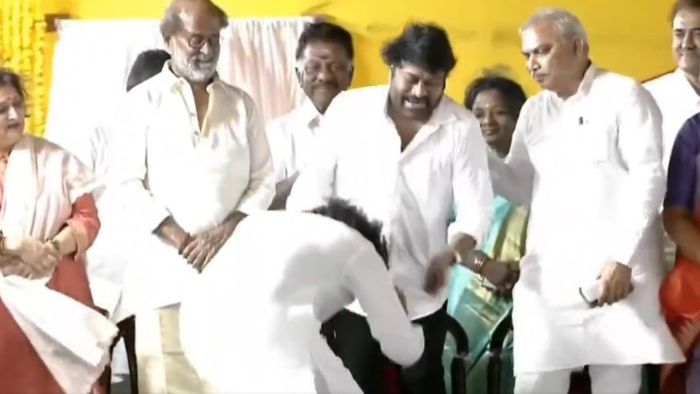 पवन कल्याण भाऊ चिरंजीवीच्या चरणांना स्पर्श करत आहे