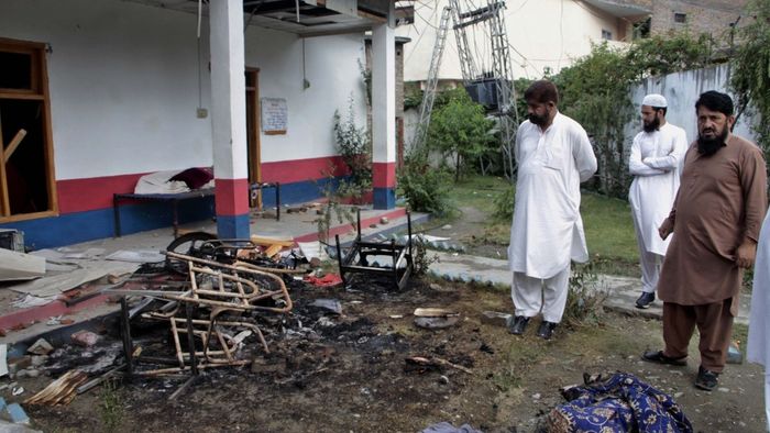 पाकिस्तानातील मडायनमध्ये जमावाने पोलिस स्टेशन जाळले (फोटो क्रेडिट- एपी)